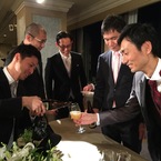 ビールをつぎまくるバカ集団