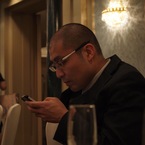 携帯をいじるゴリさん