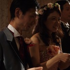 参列者を見送る新郎新婦