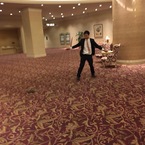 ロビーでロンダートをする吉田