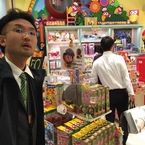 お菓子屋さんで時間をつぶす