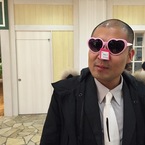 ハート型のサングラスをつけさせられるゴリさん