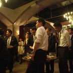 最後のあいさつを見守る